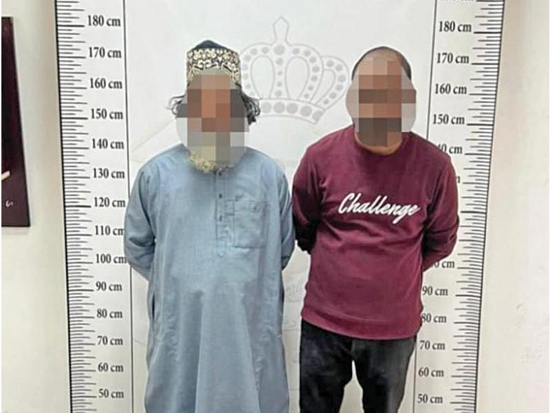 الآسيويان وأمامهما طلاسم السحر والشعوذة