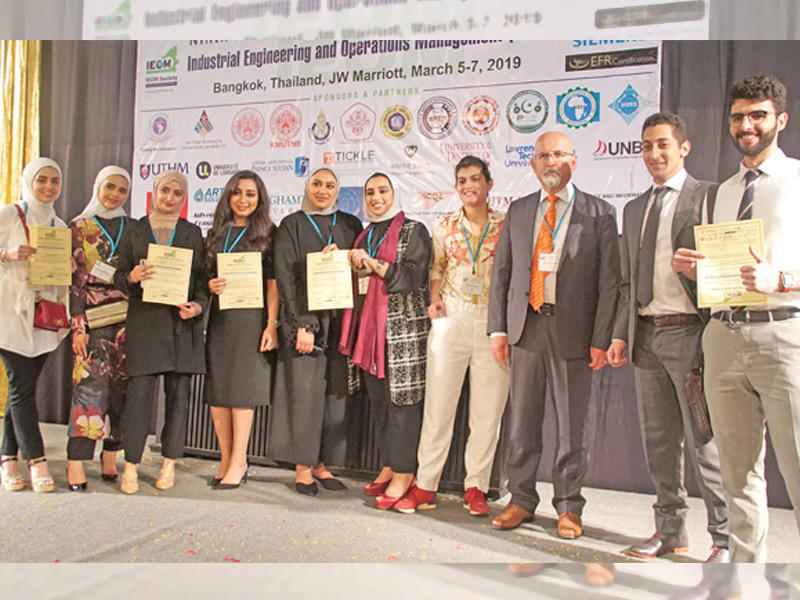 جانب من الطلبة المكرمين