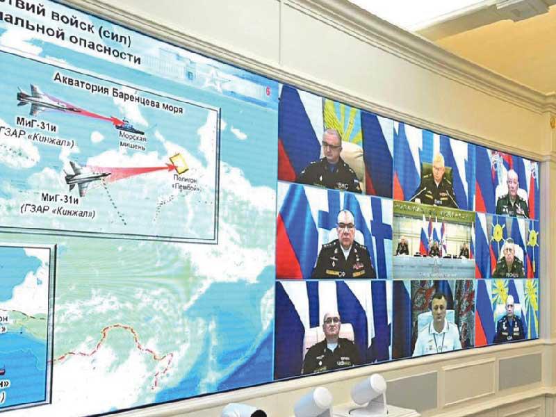 الشاشة التي تابع عليها بوتين المناورات أمس من مكتبه بالكرملين بحضور نظيره البيلاروسي  