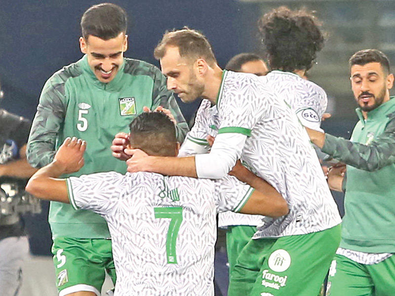 صولة يحتفل بتسجيل الهدف