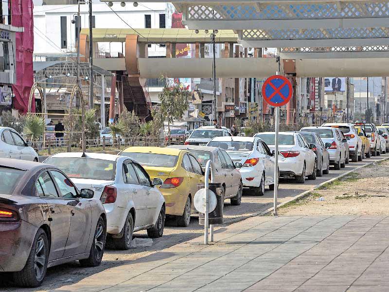 أزمة وقود في الموصل أمس الأول (أ ف ب)