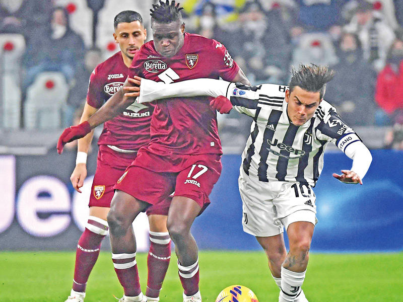 ديبالا نجم يوفنتوس في محاولة بالقرب من مرمى تورينو