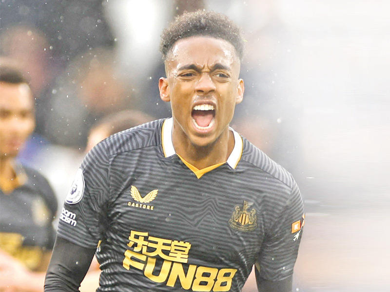 ويلوك نجم نيوكاسل يحتفل بهدفه