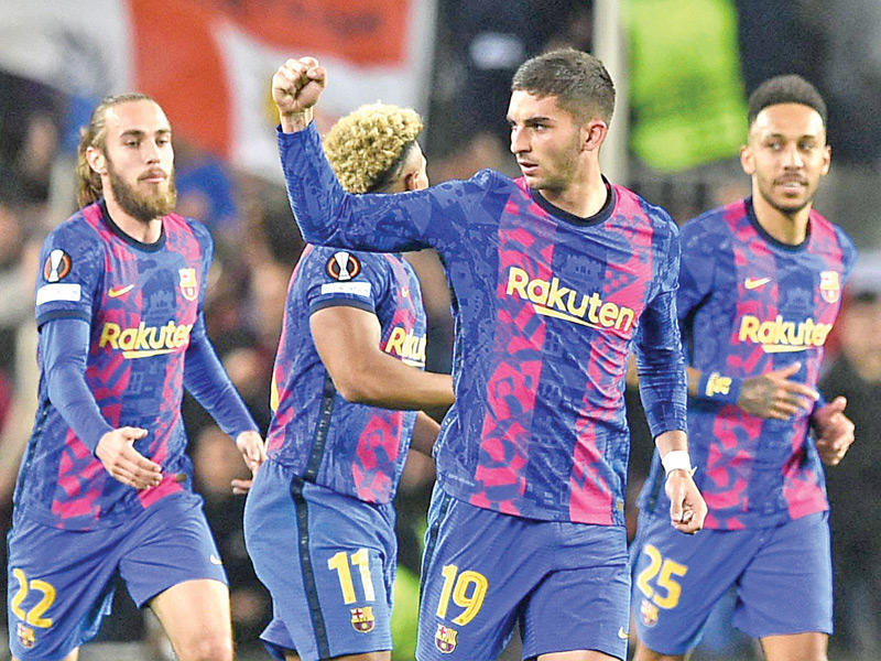 فيران توريس وعدد من لاعبي برشلونة خلال مباراة سابقة