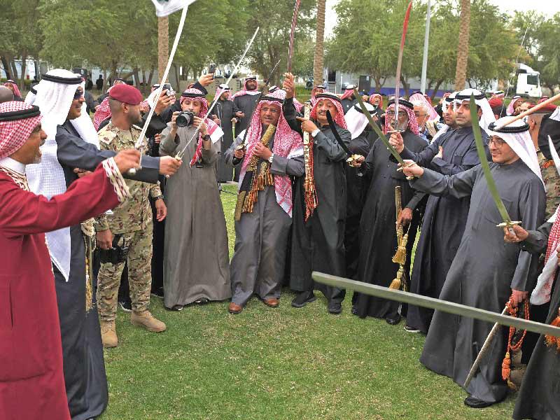 الخالد يؤدي «العرضة» في مركز جابر أمس، ويبدو الناصر وروح الدين (تصوير ميلاد غالي)