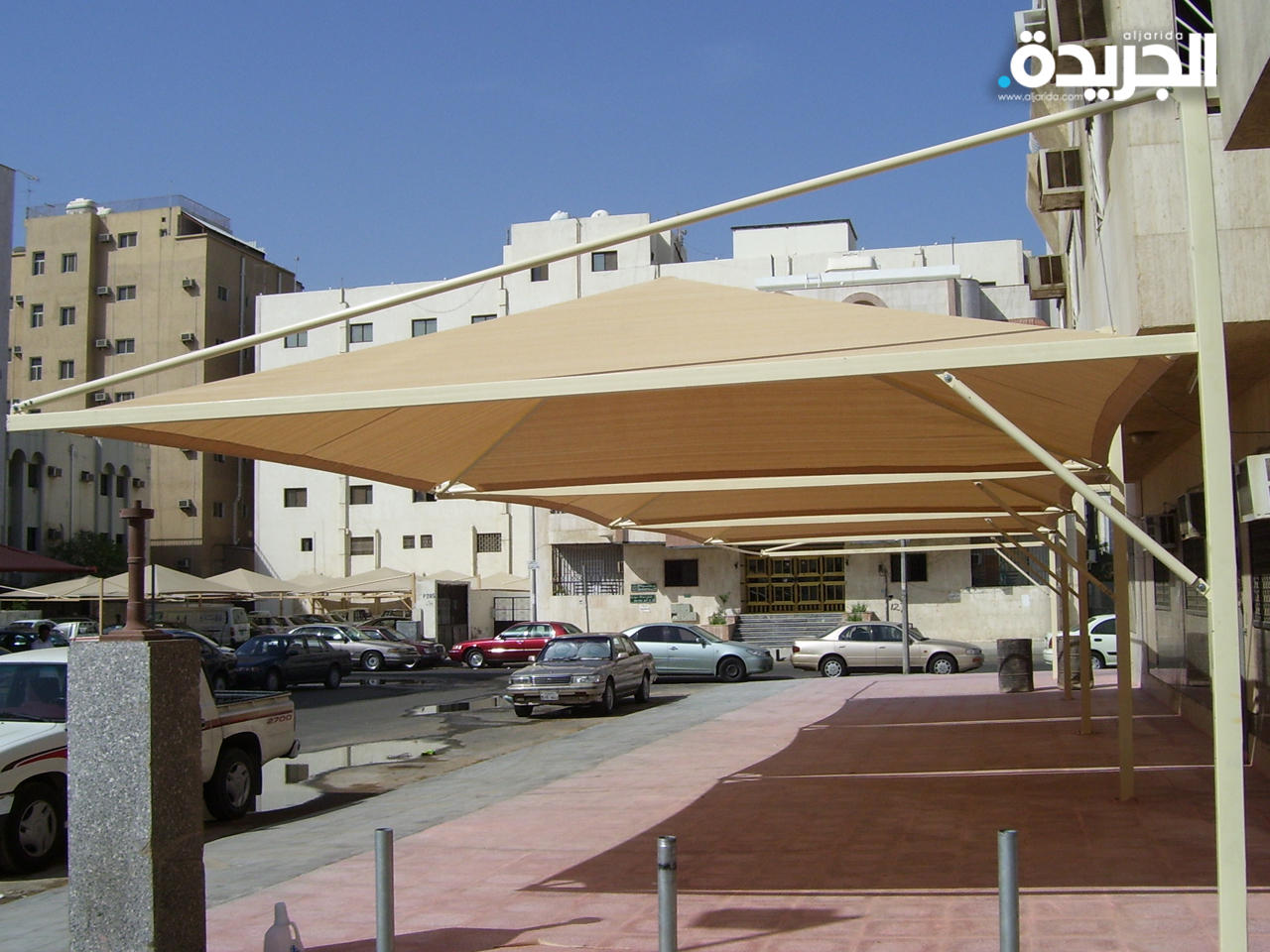 «مظلات السيارات» مجاناً للسكن الخاص.. ودينار للمتر في الاستثماري