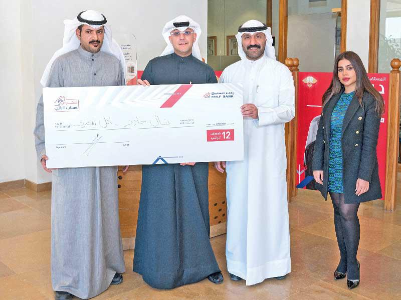 فريق بنك الخليج مع الفائٔز