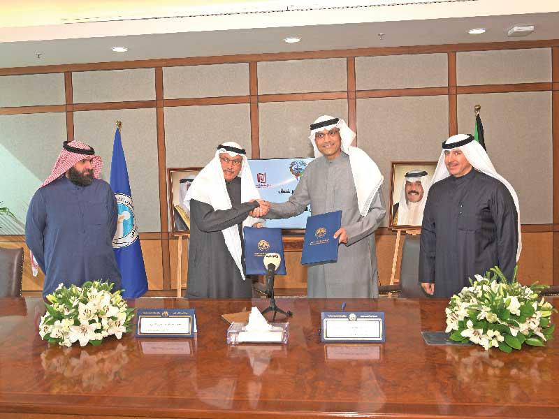 لقطة جماعية عقب توقيع الاتفاقية