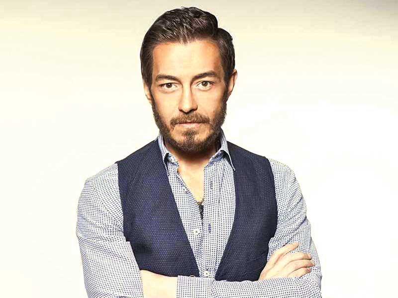 الممثل أحمد زاهر