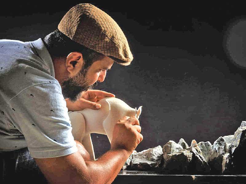 الهاجري أثناء تنفيذ أحد أعماله