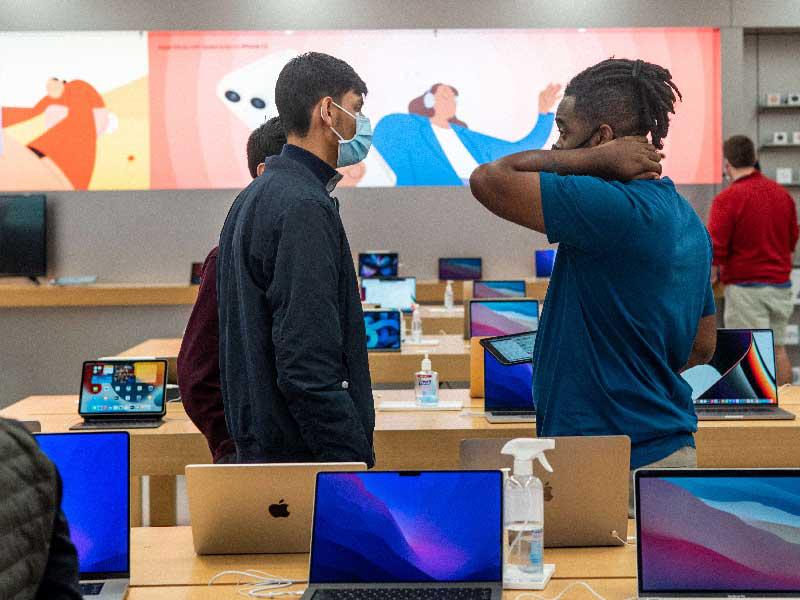 احد متاجر شركة أبل 