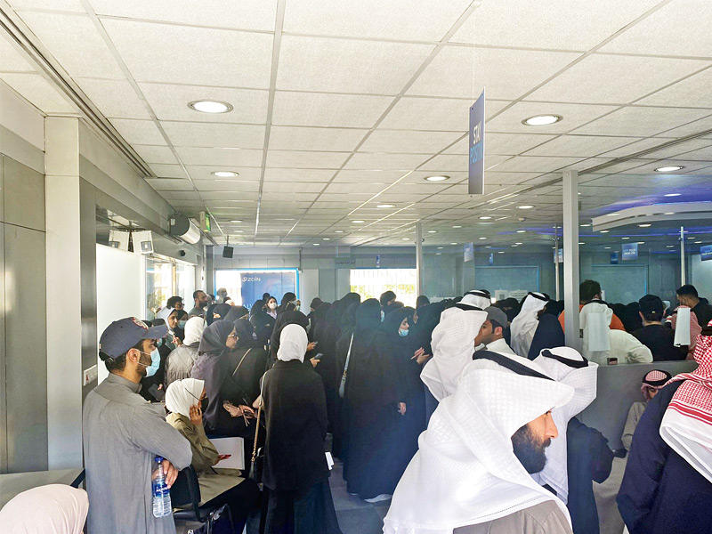 ازدحام طلابي لتسلُّم شهادات التخرج من عمادة القبول والتسجيل