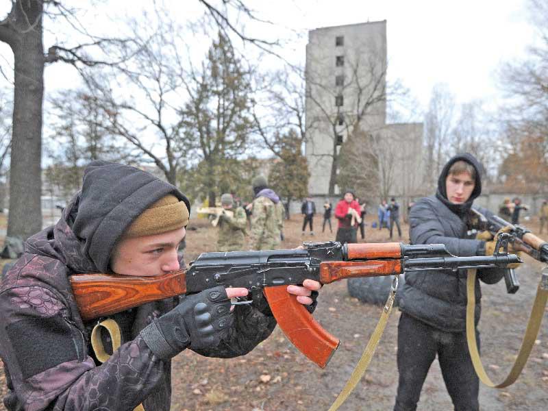 مدنيون أوكران خلال تدريبات عسكرية تحسّباً لغزو روسي محتمل (د ب ا)