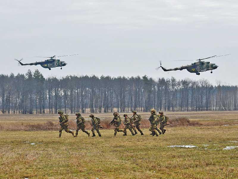 جنود أوكران خلال تدريبات عسكرية  (ا ف ب)