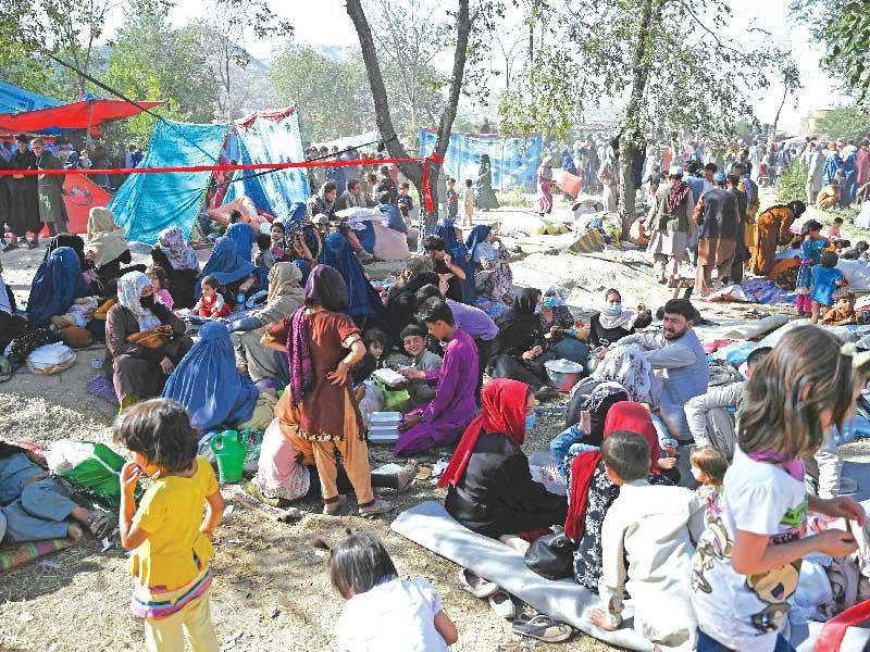 لاجئون أفغان يفترشون الأرض في كابول بعد هروبهم من المعارك في قندوز وتخار أمس الأول (ا ف ب)