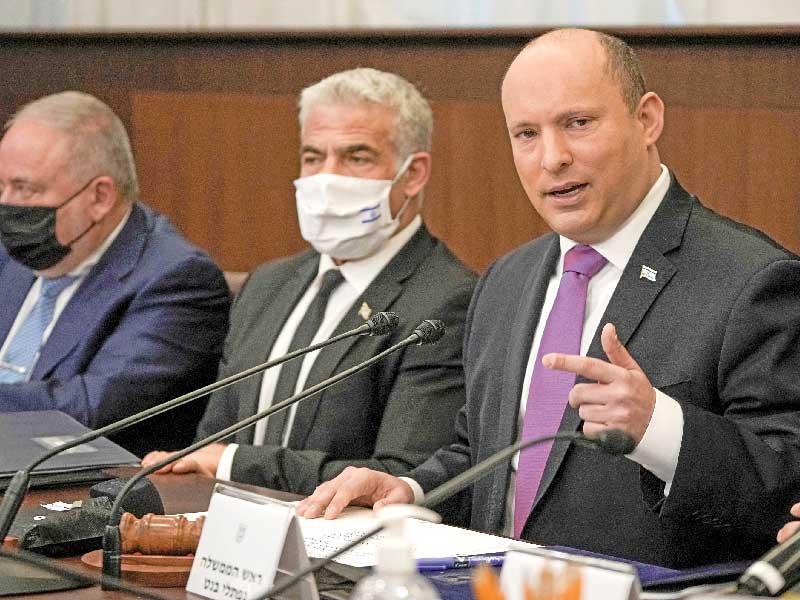 بينيت متحدثا خلال اجتماع حكومي بحضور وزير الخارجية يائير لابيد في القدس أمس (رويترز)