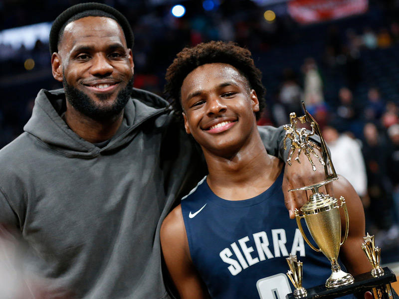 ليبرون جيمس وابنه