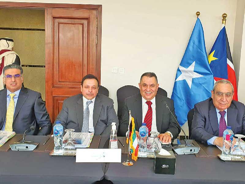 وفد غرفة التجارة أثناء الاجتماع