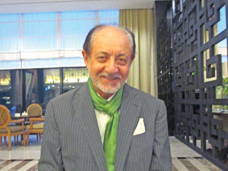 الفنان عبدالعزيز مخيون