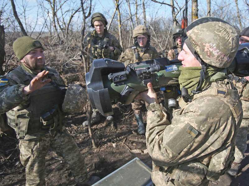 جنود أوكران في الخطوط الأمامية بمواجهة الانفصاليين    (ا ف ب)