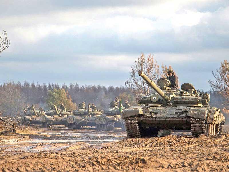 قافلة دبابات أوكرانية خلال تدريبات عسكرية أمس  (ا ف ب)