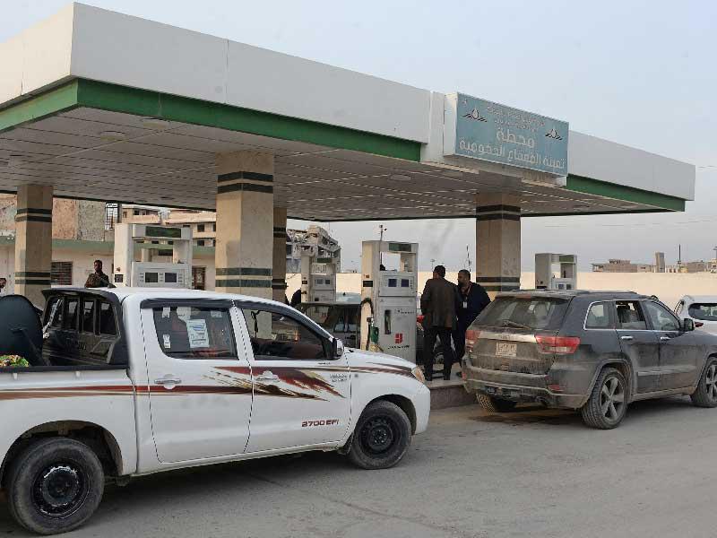 عراقيون يتجمعون عند محطة بنزين وسط نقص في مدينة الموصل شمال العراق