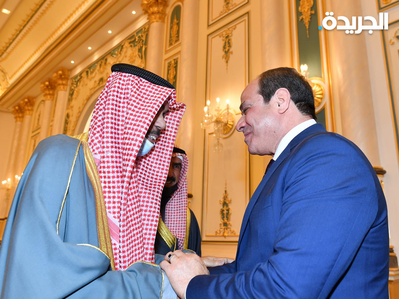 الرئيس المصري مصافحاً سمو أمير البلاد الشيخ نواف الأحمد