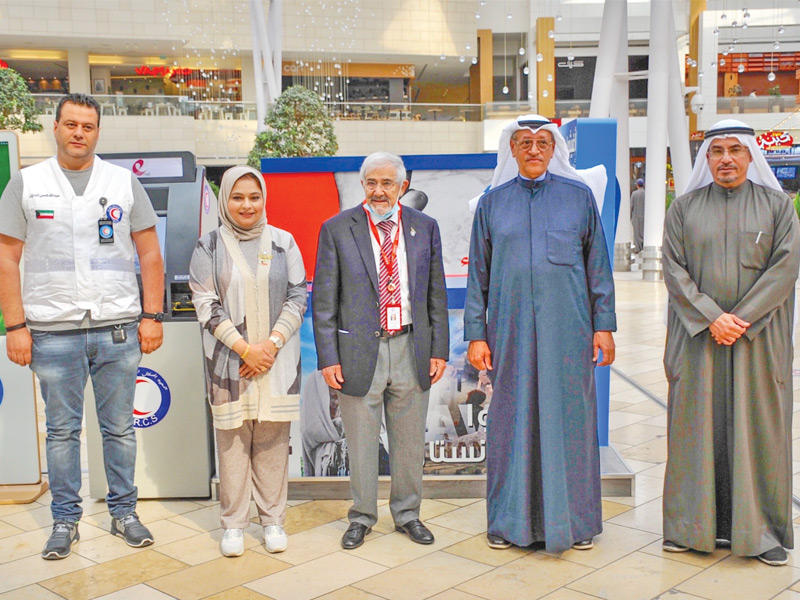 الساير ومسؤولو «الهلال الأحمر» خلال إطلاق الحملة في «الأفنيوز» أمس