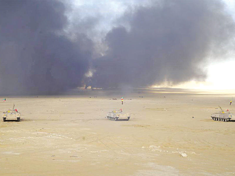 دبابات القوة البرية تتعامل مع اهداف العدو 