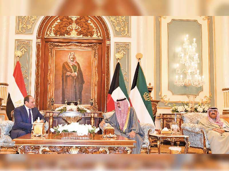 الأمير مستقبلاً الرئيس المصري أمس، بحضور ولي العهد