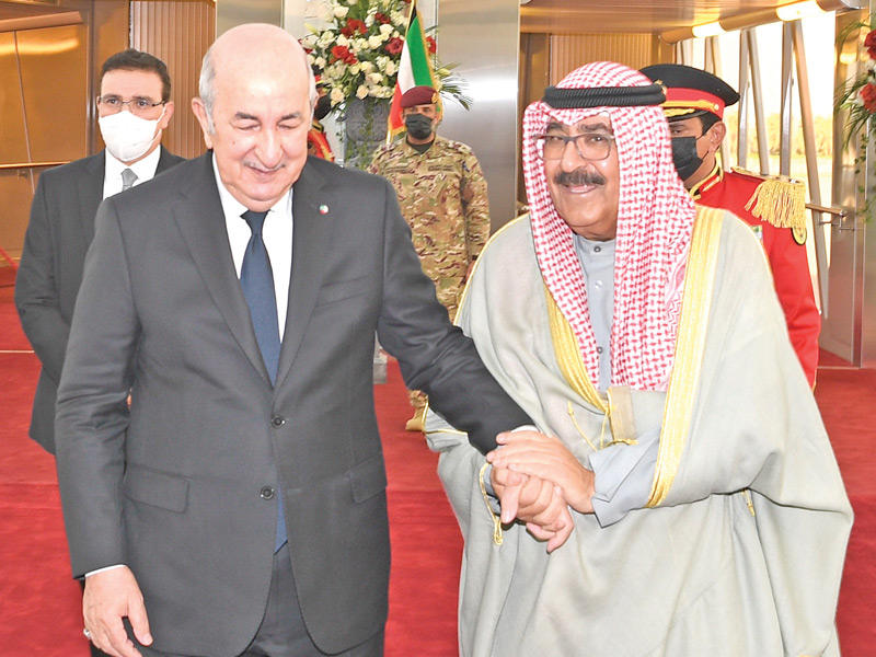 ولي العهد مستقبلاً الرئيس الجزائري لدى وصوله أمس