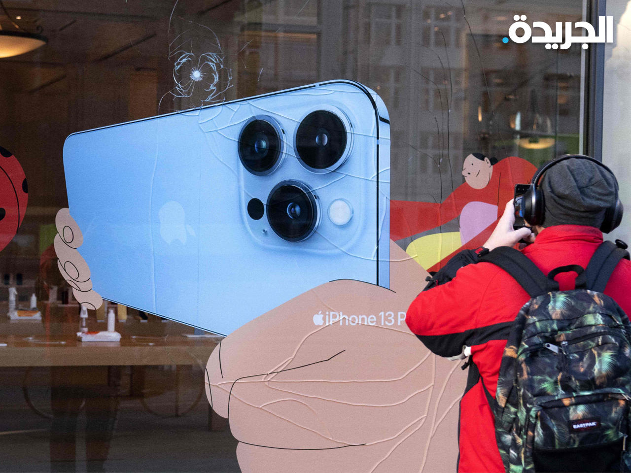 شخص يلتقط صورة لتأثير رصاصة على نافذة متجر متجر أبل الرئيسي في وسط أمستردام 