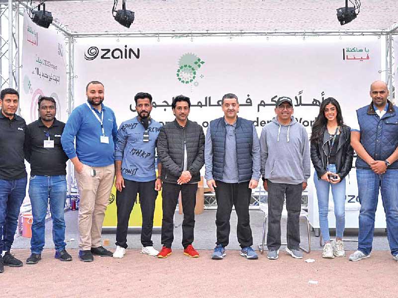 وليد الخشتي متوسطاً فريق زين في جناح الشركة