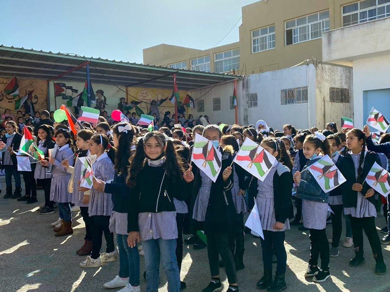 الأعلام الكويتية والفلسطينية في إحدى المدارس