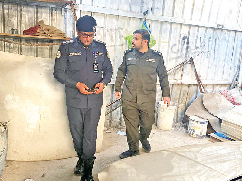 مداهمة إحدى الورش المخالفة خلال الحملة 