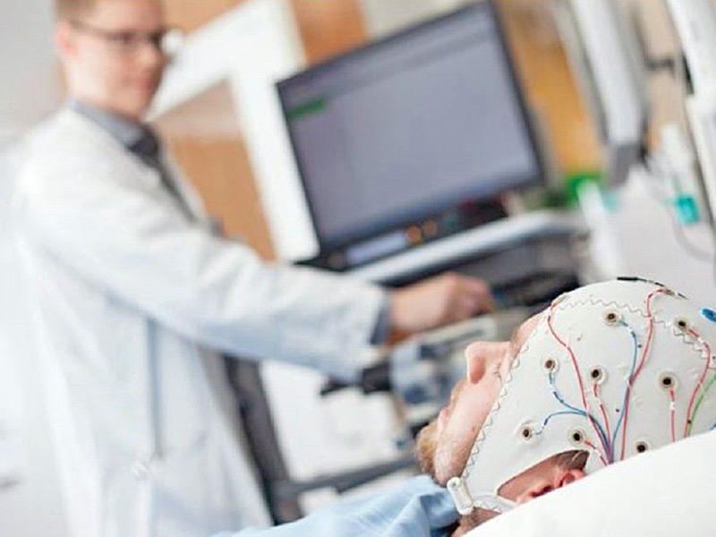 مراقبة  نشاط دماغ بشري