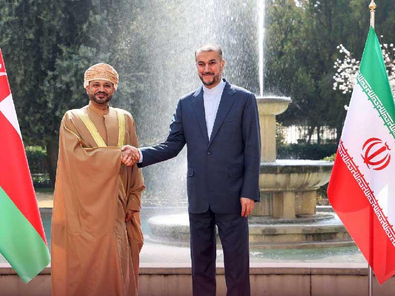 عبداللهيان مصافحاً البوسعيدي في طهران أمس (الخارجية العمانية)