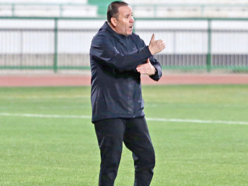 مدرب فريق الكويت لكرة القدم التونسي نبيل معلول