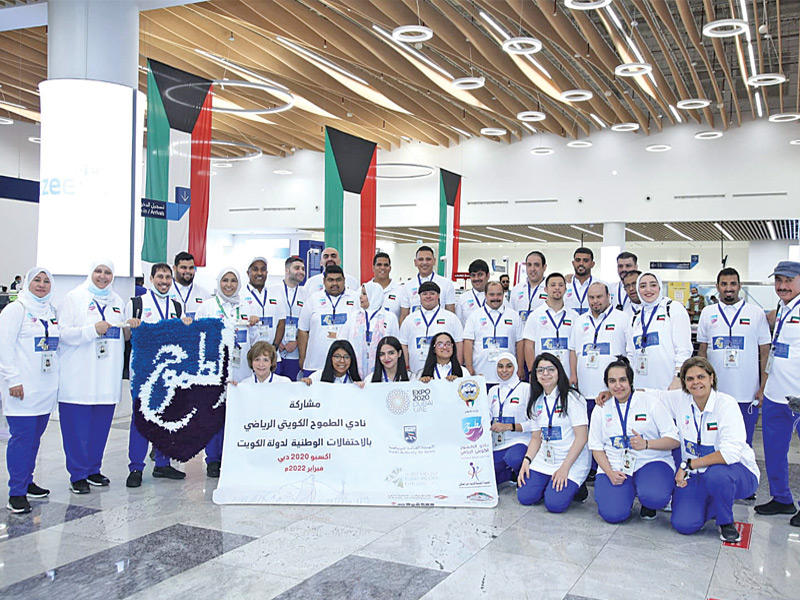 الوفد في المطار