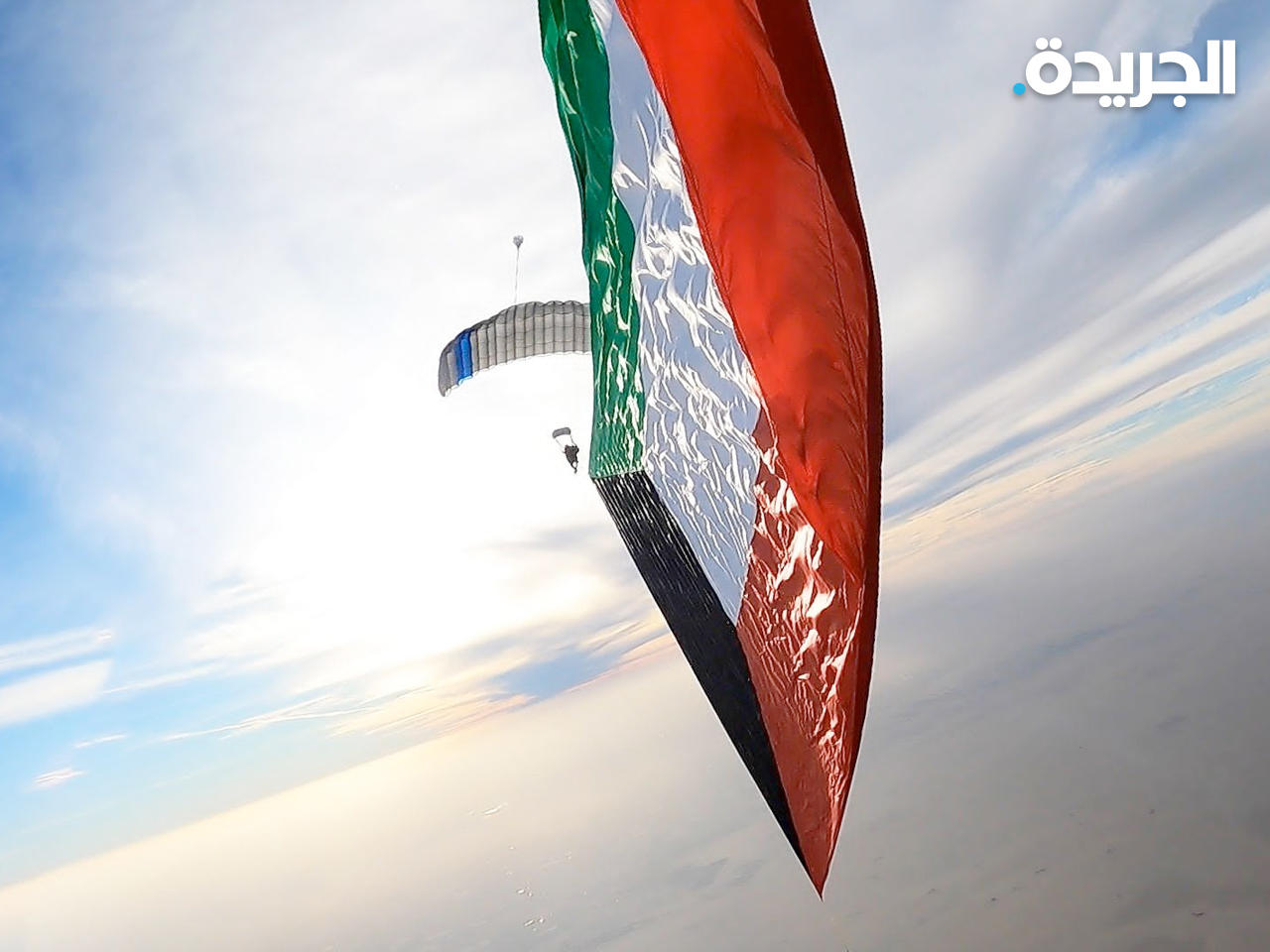 ابراهيم الربيعان يسجل انجازاً غير مسبوق بقفزة حرة بأكبر علم في سماء البلاد