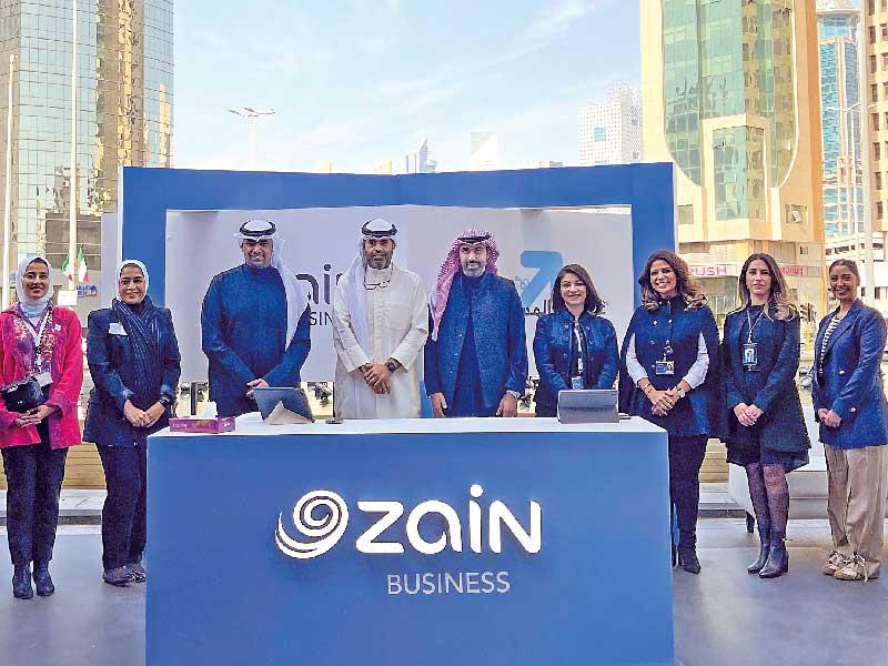 فريق «زين» في جناح الشركة