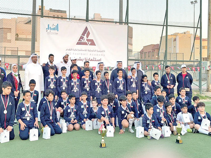 لقطة جماعية للاعبي الأكاديمية مع المسؤولين