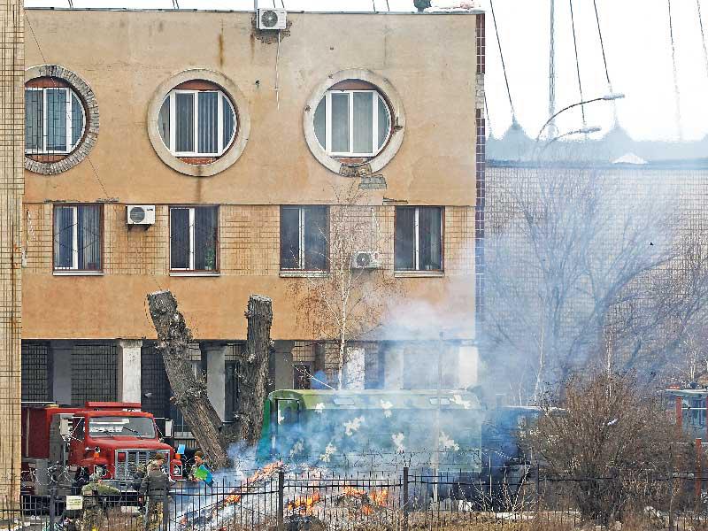 قوات عسكرية تحرق محتويات مقر استخباري اوكراني قرب كييف (رويترز)  