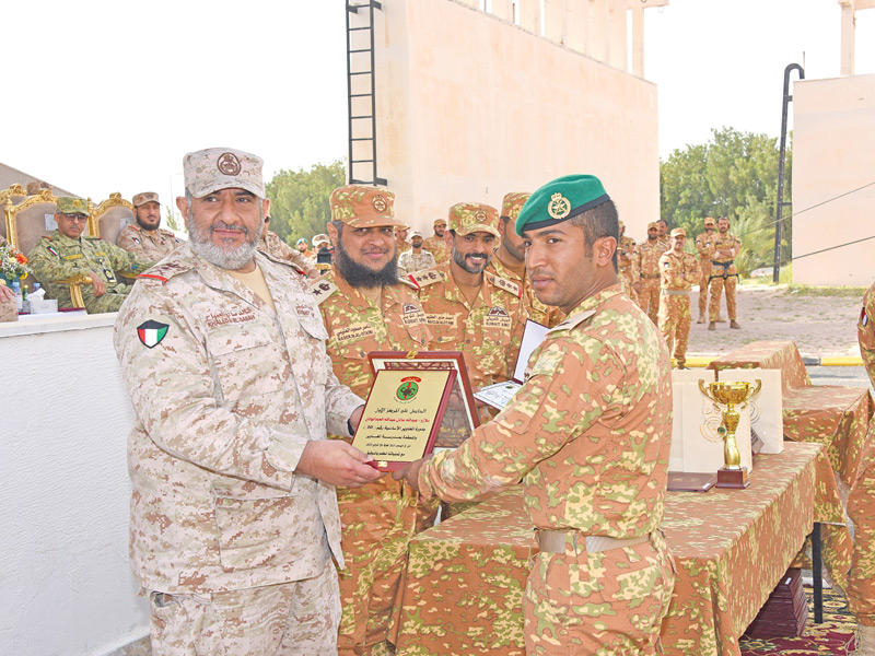 الصالح يكرم أحد خريجي الدورة