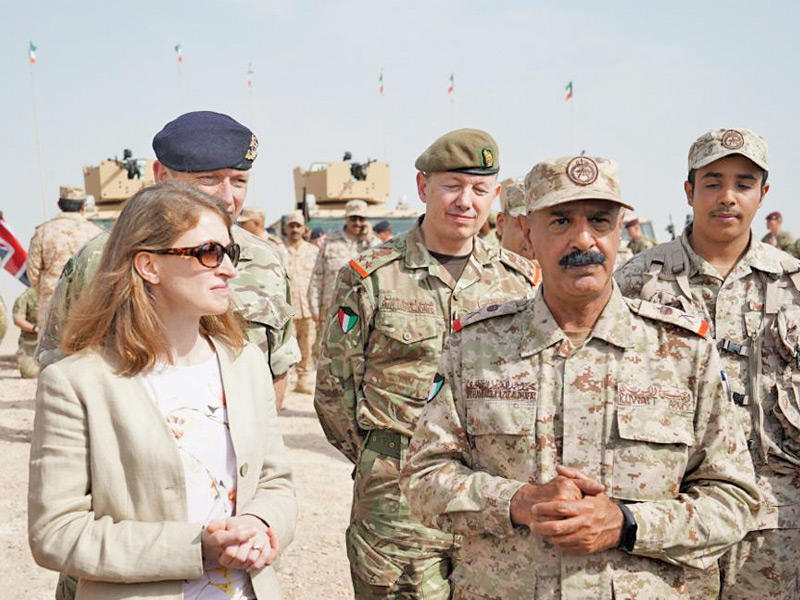 الظفيري مع السفيرة البريطانية في موقع التمرين 