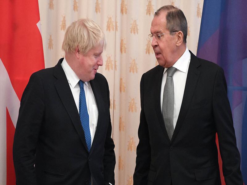 بوريس جونسون ووزير الخارجية الروسي