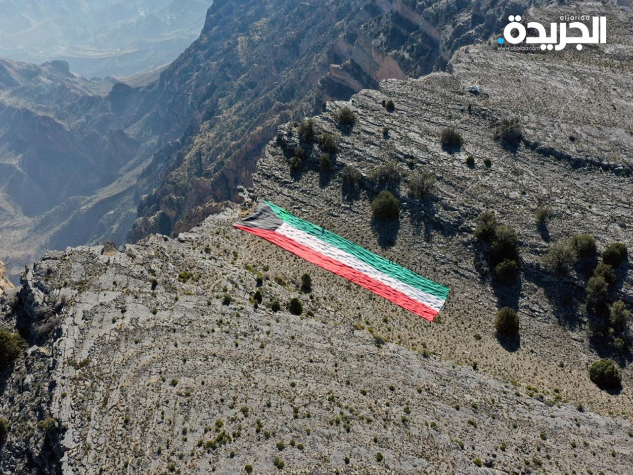  علم الكويت فوق قمة «جبل شمس» بارتفاع 3028 متر 