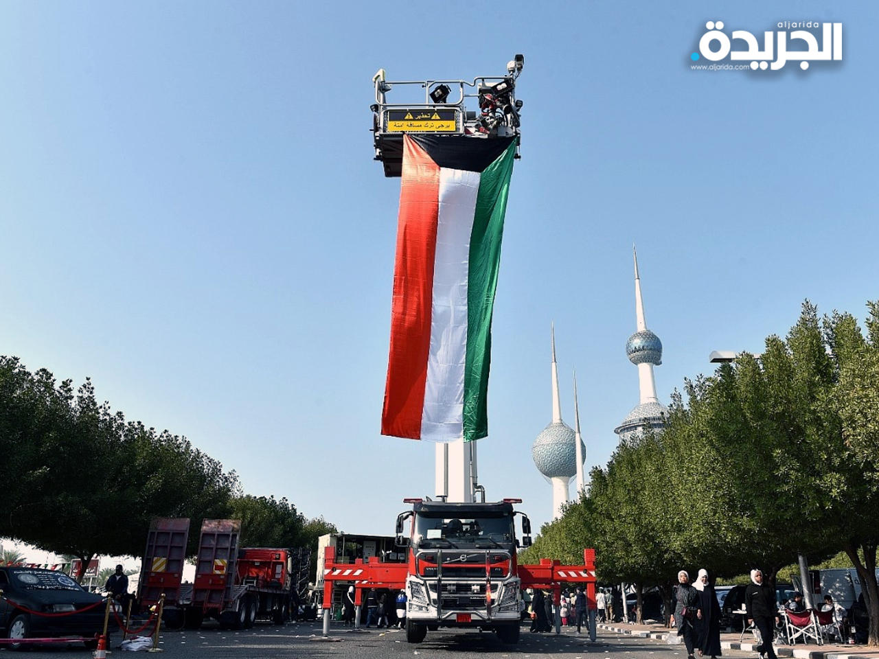 «الإطفاء» قدم عروضاً عند أبراج الكويت احتفالاً بأعياد الكويت الوطنية