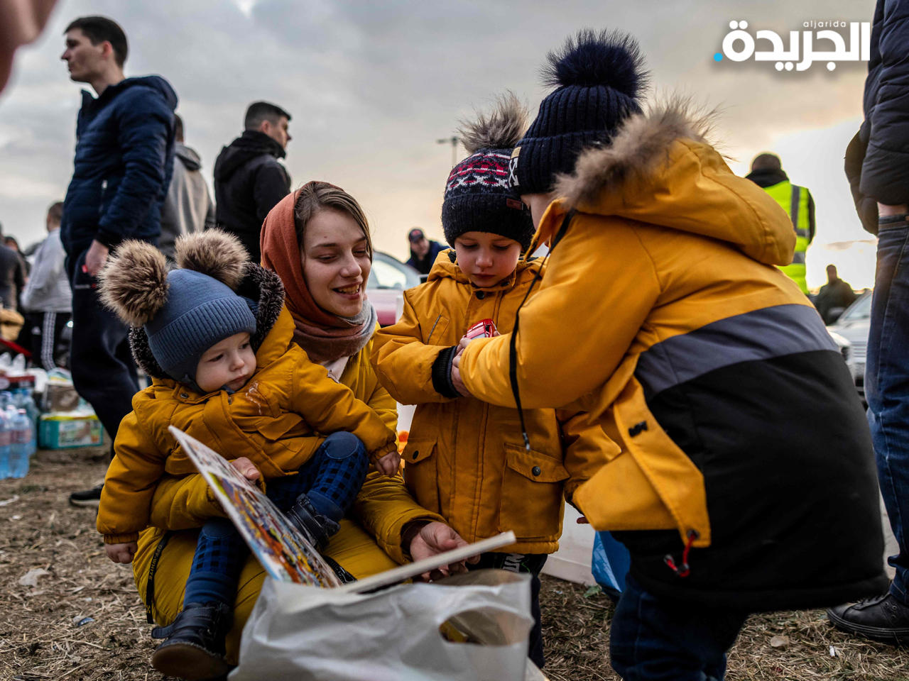 أم أوكرانية تتفقد أطفالها عند الحدود الأوكرانية البولندية