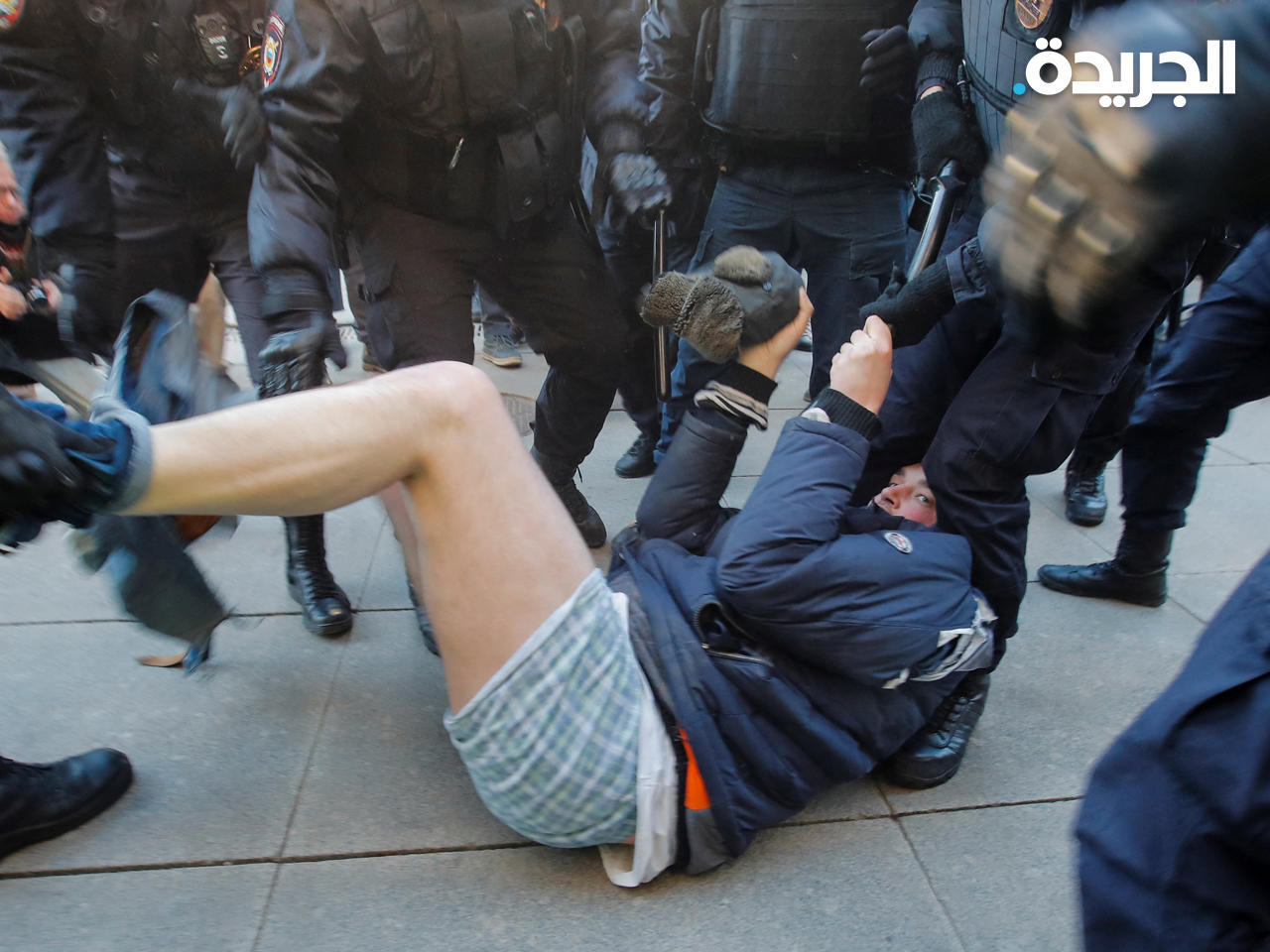 اعتقال متظاهر ضد الحرب في سانت بطرسبرغ الروسية